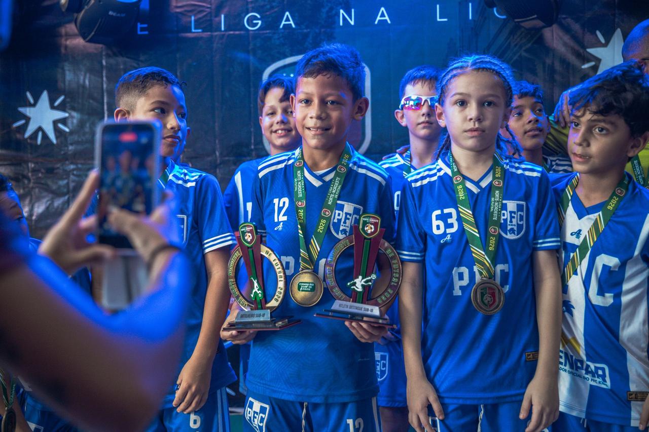 Atleta destaque do PFC Kids com troféus